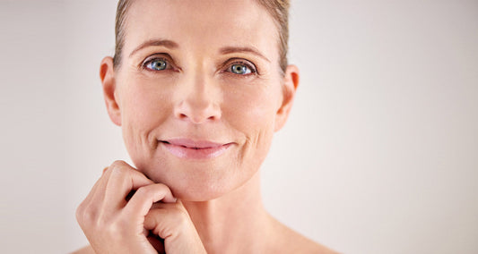 Porträt einer Frau zum Thema Chronobiologie der Haut und Hautpflege nach dem Biorhythmus